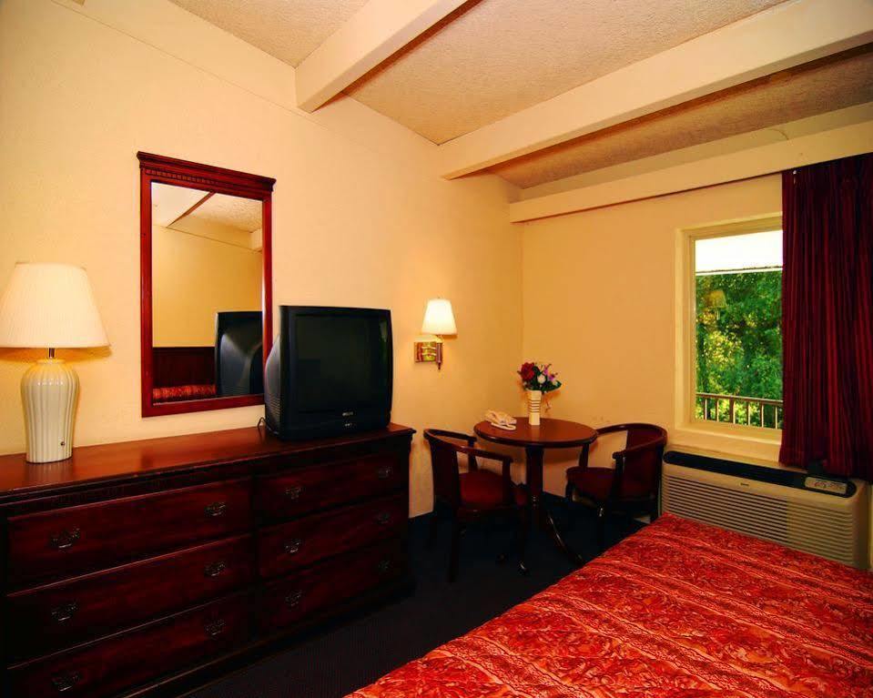 Econo Lodge Inn & Suites Binghamton Exterior foto