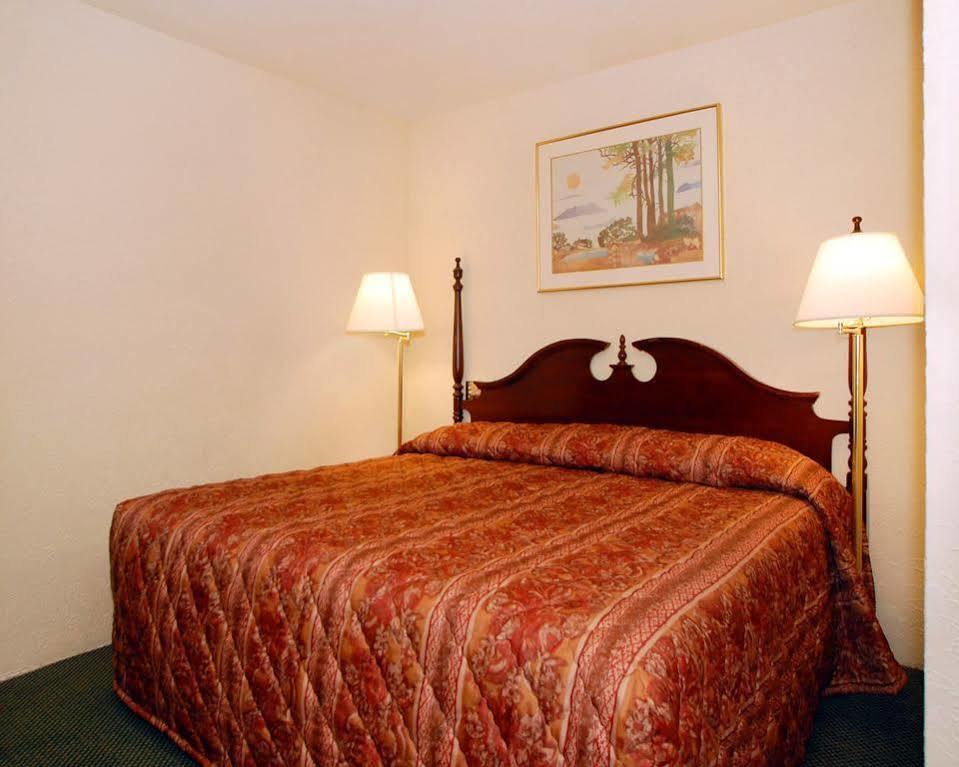 Econo Lodge Inn & Suites Binghamton Exterior foto